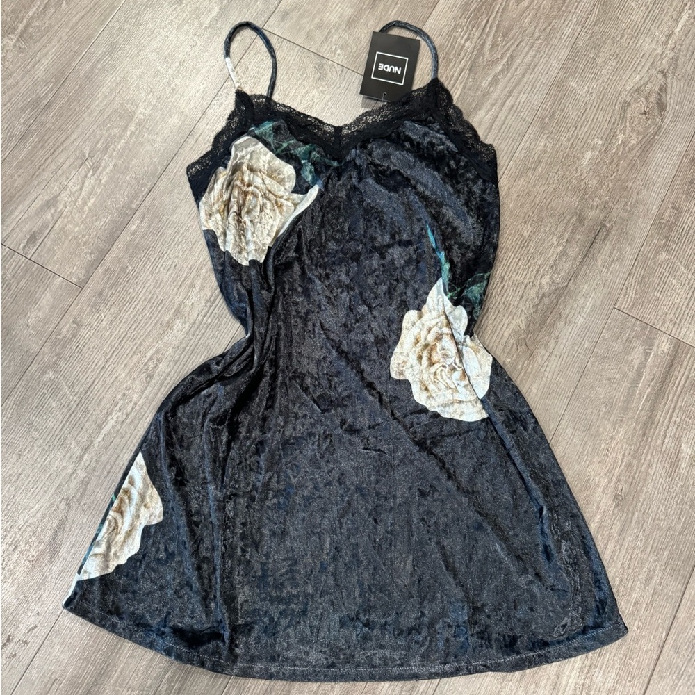 SOLD❤️FINAL SALE💐 NUDE piper velvet slip dress ✨ - Picture 2 of 10